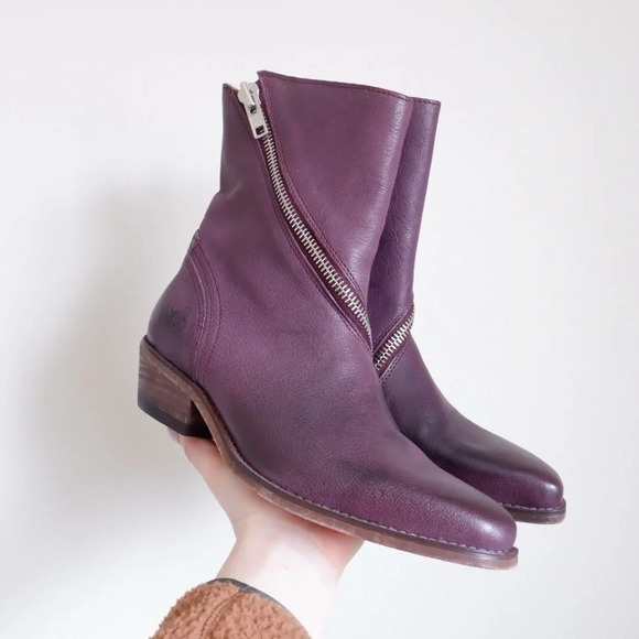 John Fluevog Shoes - John Fluevog Ruth purple asymmetrical spiral zipper cowgirl boots, 8.5.